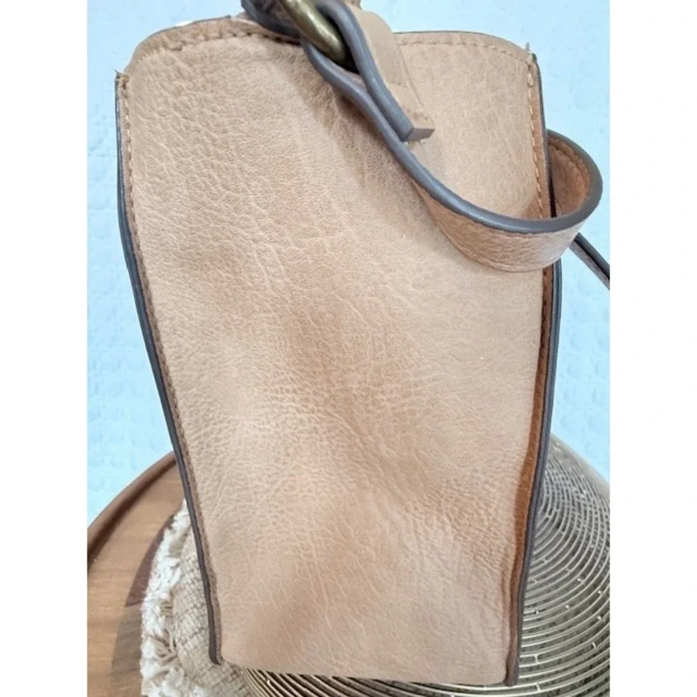 Universal Thread Crossbody/Handbag Pebbled Finish Earthy Beige Metal Ring Handle
